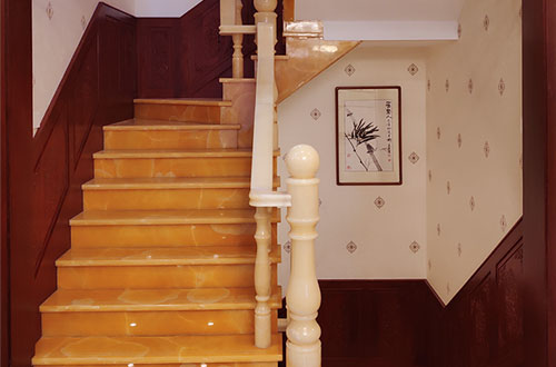 桦南中式别墅室内汉白玉石楼梯的定制安装装饰效果