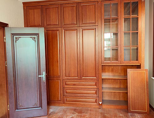 桦南中式家庭装修里定制的实木衣柜效果图